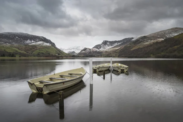 Beautiful Winter landscape image of Llyn Nantlle in Snowdonia Na — Stock Photo, Image