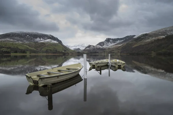 Beautiful Winter landscape image of Llyn Nantlle in Snowdonia Na — Stock Photo, Image