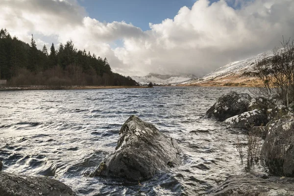 Schöne winterlandschaft bild von llynnau mymbyr in snowdonia — Stockfoto