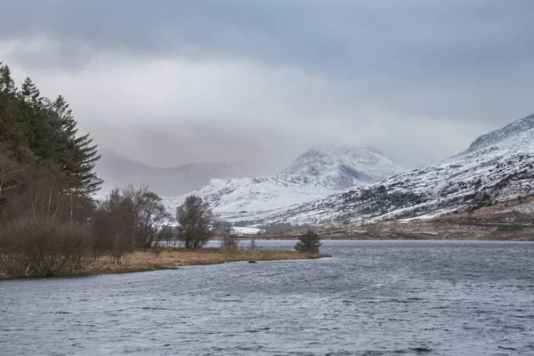 Piękny zimowy krajobraz obraz Llynnau Mymbyr w Snowdonia — Zdjęcie stockowe