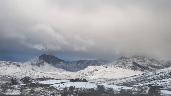 Bela imagem da paisagem de inverno de Llynnau Mymbyr em Snowdonia — Fotografia de Stock