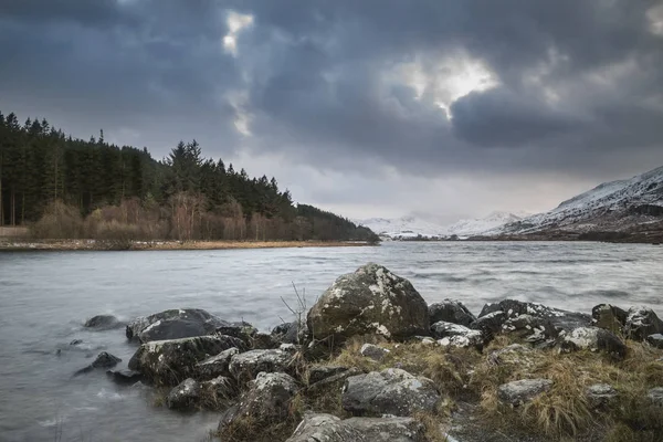Piękny zimowy krajobraz obraz Llynnau Mymbyr w Snowdonia — Zdjęcie stockowe