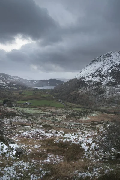 スノードニア na Llyn Gwynant の美しい冬の風景イメージ — ストック写真