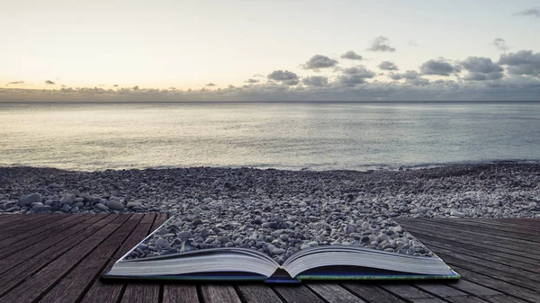 クールの美しい日の出の景観イメージの創造的な書籍の画像 — ストック写真