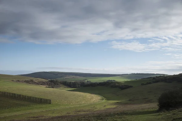Fantastiska engelska landsbygden landskapet över rullande grön kulle — Stockfoto