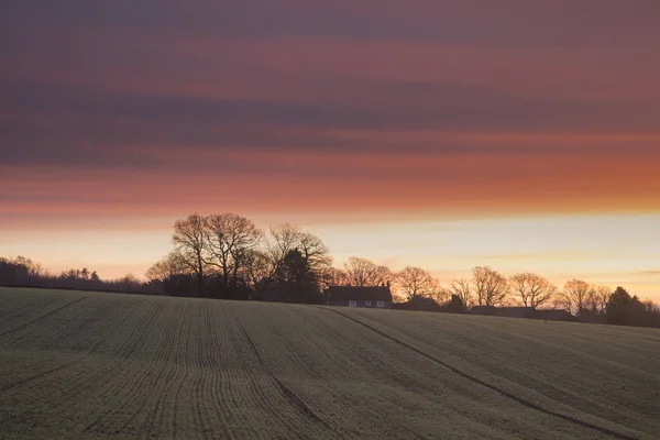 Belo e vibrante nascer do sol de inverno sobre a fazenda em contagem de ingleses — Fotografia de Stock