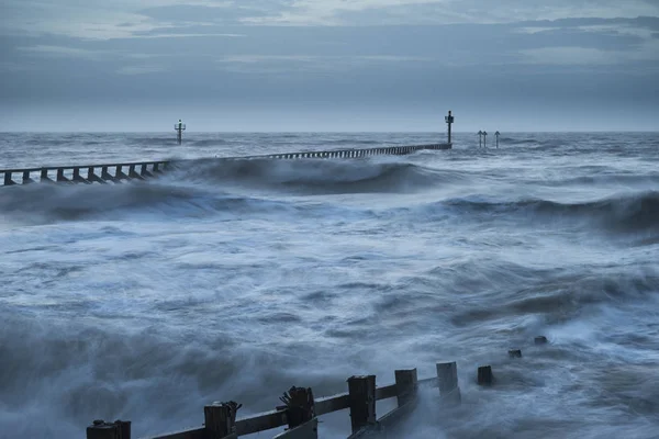 Bela imagem paisagem tempestuosa dramática de ondas batendo em — Fotografia de Stock