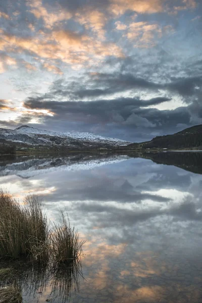 Imagem deslumbrante da paisagem do nascer do sol no inverno de Llyn Cwellyn em Sn — Fotografia de Stock