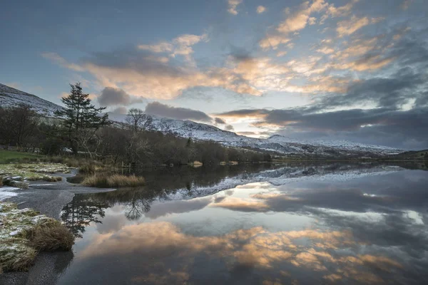 Superbe image de paysage au lever du soleil en hiver de Llyn Cwellyn dans le Sn — Photo