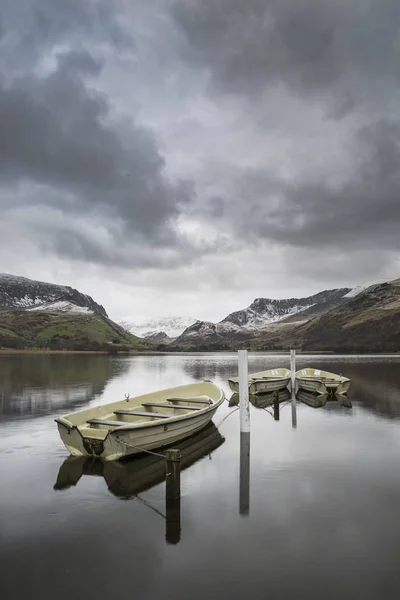 Beautiful Winter landscape image of Llyn Nantlle in Snowdonia Na — Stock Photo, Image