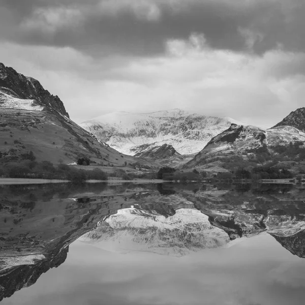 Piękny czarny-biały Zima Krajobraz obraz Llyn Nantll — Zdjęcie stockowe