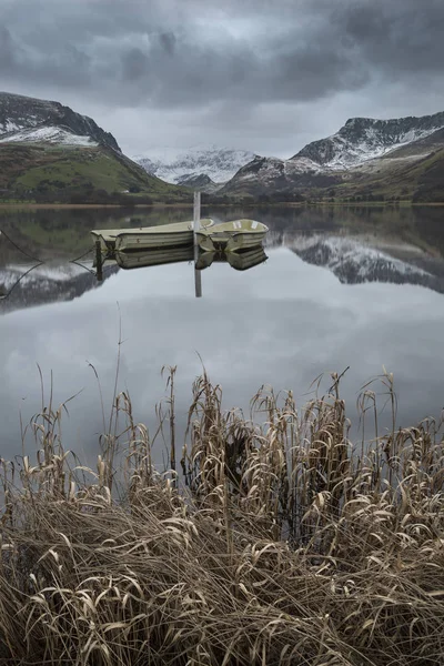 Belle image de paysage d'hiver de Llyn Nantlle à Snowdonia Na — Photo