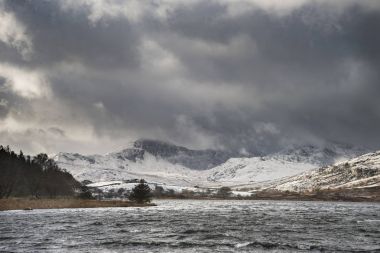 Llynnau Mymbyr Snowdonia içinde güzel kış manzara görüntüsü 