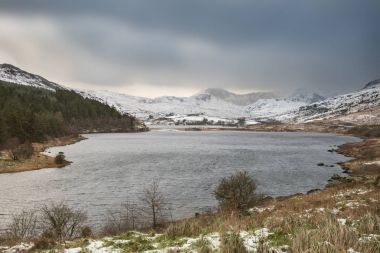 Llynnau Mymbyr Snowdonia içinde güzel kış manzara görüntüsü 