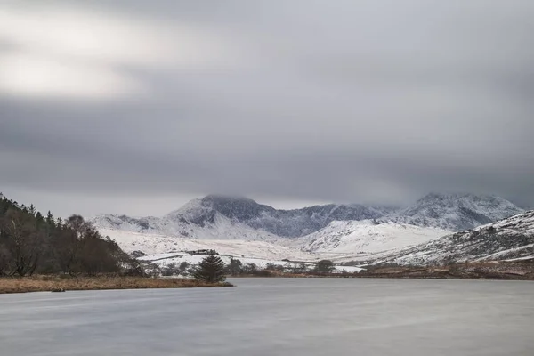 Hermosa imagen de paisaje de invierno de Llynnau Mymbyr en Snowdonia — Foto de Stock