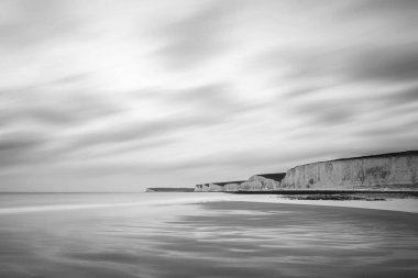 Muhteşem siyah beyaz uzun pozlama manzara resim düşük ti