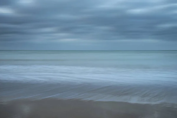 Splendida immagine paesaggio lunga esposizione della spiaggia bassa marea con ro — Foto Stock