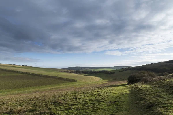 Stunning English countryside landscape across rolling green hill — Stock Photo, Image