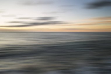 Güzel uzun pozlama canlı günbatımı manzara görüntüsünü Portla