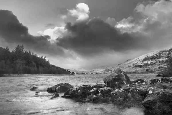 Hermosa imagen de paisaje de invierno en blanco y negro de Llynnau Mym — Foto de Stock