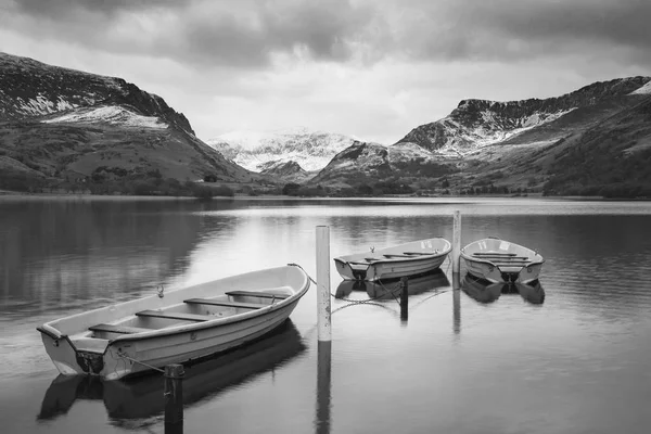 Bela imagem da paisagem de inverno preto e branco de Llyn Nantll — Fotografia de Stock