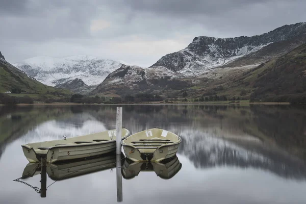 Piękny zimowy krajobraz obraz Llyn Nantlle w Snowdonia Na — Zdjęcie stockowe