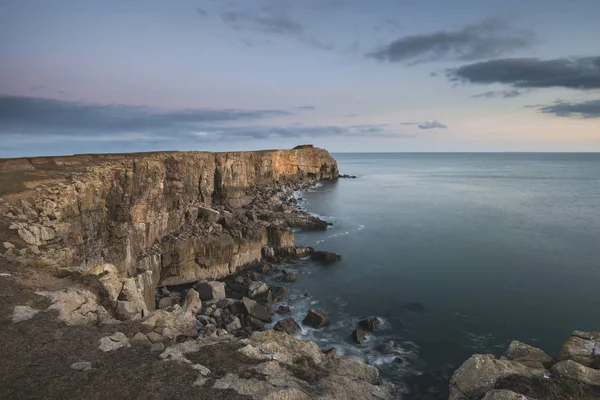 Superbe image de paysage de falaises autour de St Govan Head sur Pem — Photo