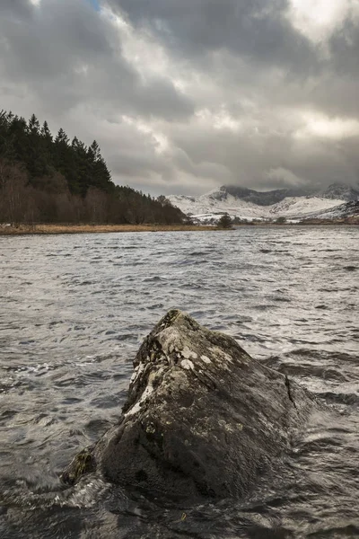 Piękny zimowy krajobraz obraz Llynnau Mymbyr w Snowdonia — Zdjęcie stockowe