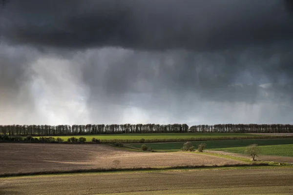 Vackra stormiga lynnig molnig himmel över engelska landsbygden landar — Stockfoto