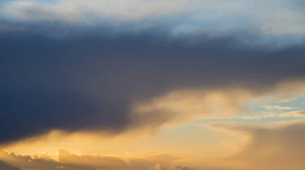 Céu nublado tempestuoso bonito tempestuoso sobre terras rurais inglesas — Fotografia de Stock