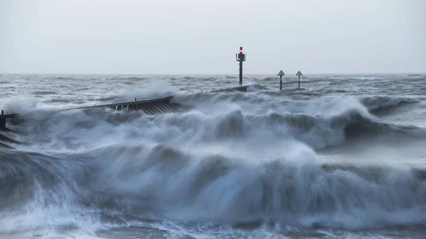 Schöne dramatische stürmische Landschaft Bild von Wellen, die auf — Stockfoto