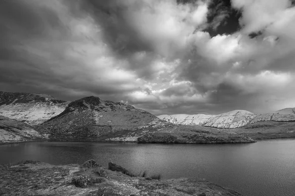 Piękny czarno-biały długi ekspozycji Zima Krajobraz obrazu — Zdjęcie stockowe