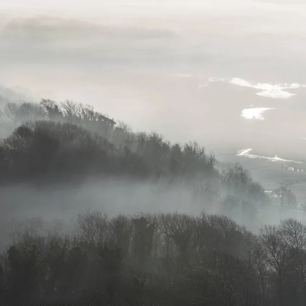 Impresionante niebla Inglés paisaje rural al amanecer en invierno con — Foto de Stock