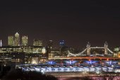 schöne Landschaft Bild der Skyline von London bei Nacht suchen