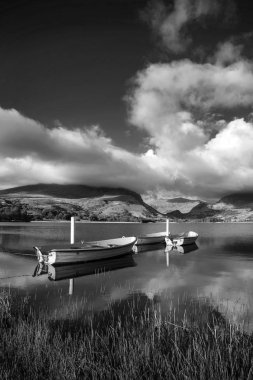 Siyah beyaz manzara resim kürekli tekneler Llyn Nantlle üzerinde 