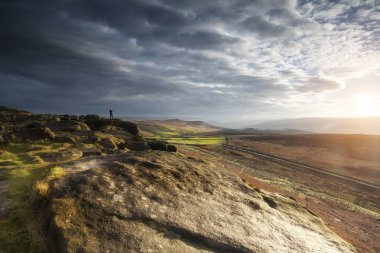 Yürüyüşçüler çarpıcı Peak District içinde sırasında sonbahar günbatımı manzara