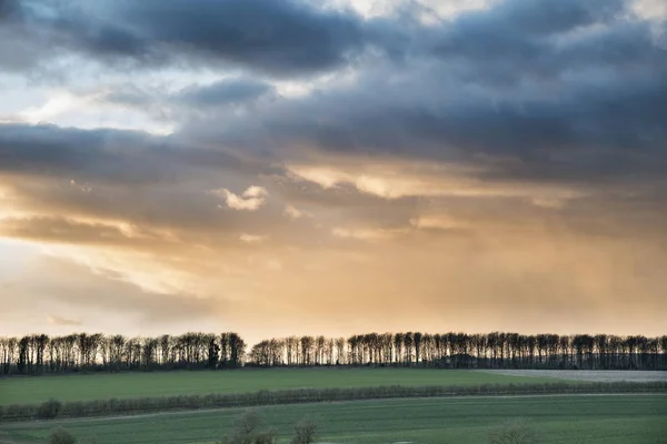 Beau ciel nuageux orageux et humide sur les terres de campagne anglaise — Photo