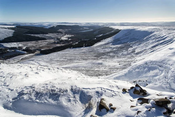 Impresionante vista del paisaje de invierno desde las montañas hasta el valle —  Fotos de Stock