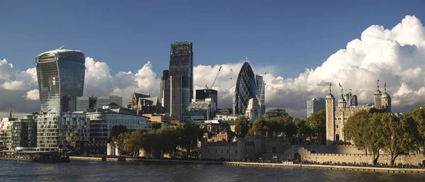 青空と夏の日のロンドンの街の風景 — ストック写真