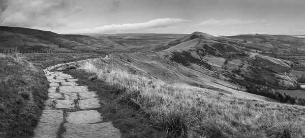 Bellissimo paesaggio in bianco e nero di Mam Tor nel Peak District — Foto Stock