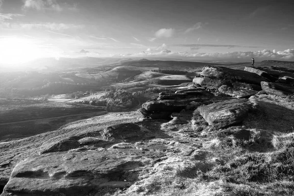 Escursionisti nel bellissimo paesaggio bianco e nero Peak District duri — Foto Stock