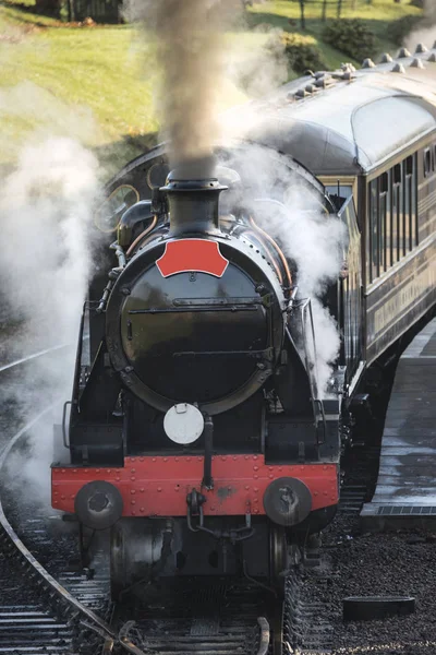 美丽的老式蒸汽铁路发动机与充分的蒸汽 blowi — 图库照片