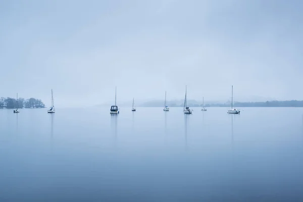 Niebla paisaje de la mañana sobre el lago Windermere en Lake District en —  Fotos de Stock