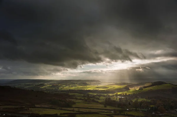 Beaux rayons de soleil sur Big Moor dans le paysage du Peak District — Photo