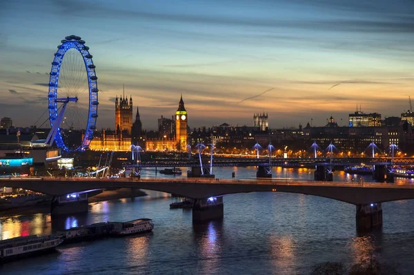 Vackra landskapet bilden av Londons silhuett på natt tittar just nu — Stockfoto