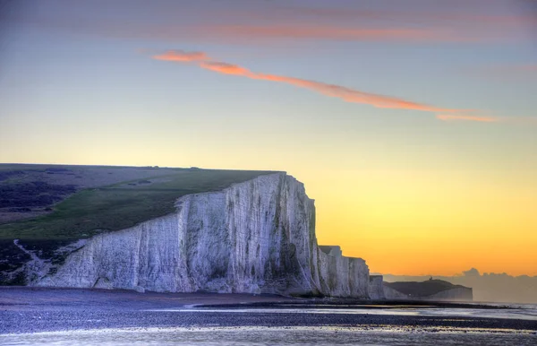 Stunning Winter landscape sunrise above the Seven Sisters cliffs — Stock Photo, Image