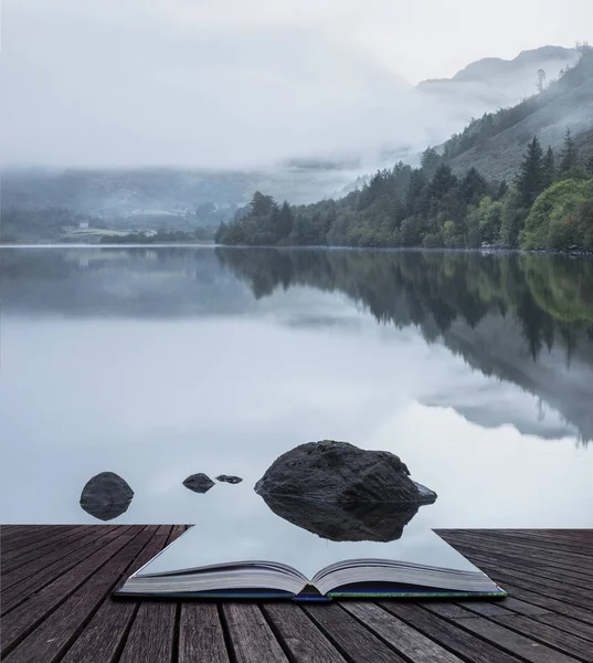 Krajobraz Llyn Crafnant ciągu mglisty poranek jesień w Snowdo — Zdjęcie stockowe