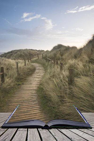 Hermosa imagen del paisaje del amanecer del sistema de dunas de arena sobre la playa — Foto de Stock