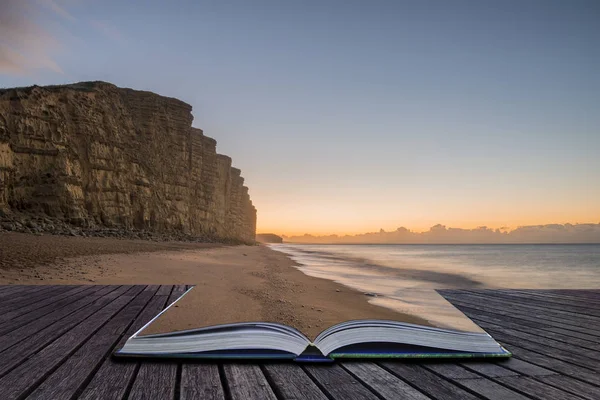 Kreativ bok bilden av vackra levande lång exponering sunrise l — Stockfoto