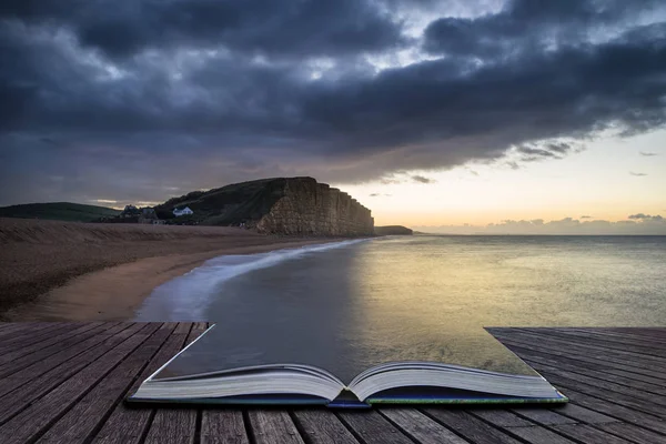 Imagem de livro criativo de bela exposição longa vibrante nascer do sol l — Fotografia de Stock